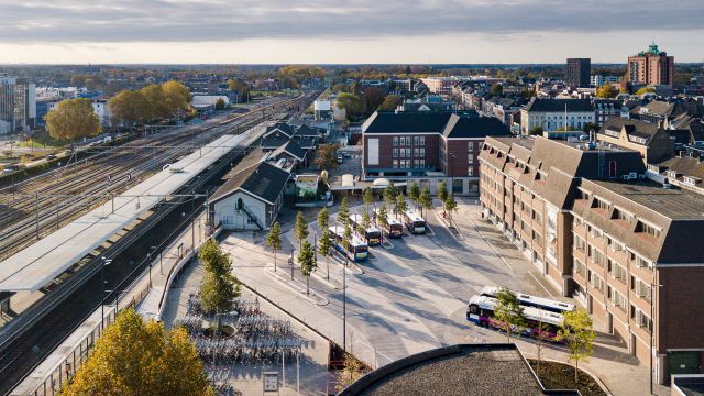 Uitvoering busplein station Roermond